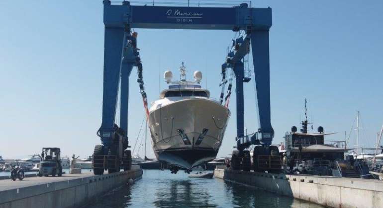 LULU V-FERRETTI CUSTOM NAVETTA 33