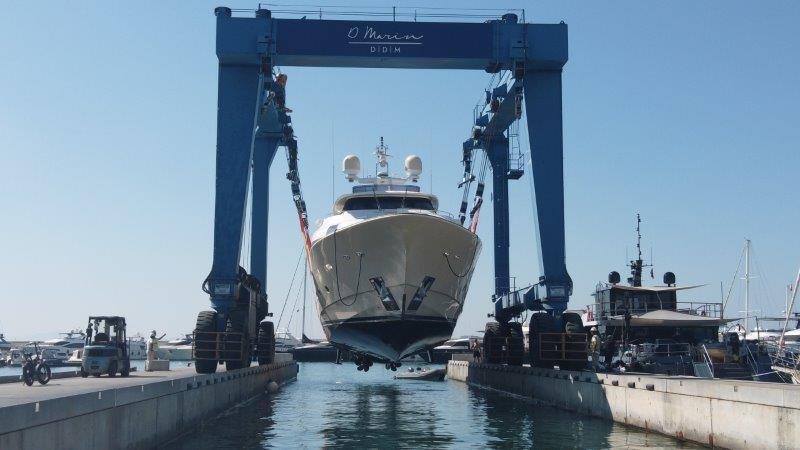 LULU V-FERRETTI CUSTOM NAVETTA 33